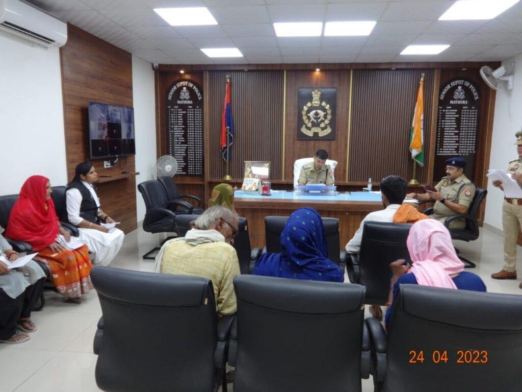 मथुरा24अप्रैल*"जनसुनवाई"* के दौरान पुलिस अधीक्षक ने लोगो की समस्याएं सुनकर निवारण किया। मथुरा24अप्रैल*"जनसुनवाई"* के दौरान पुलिस अधीक्षक ने लोगो की समस्याएं सुनकर निवारण किया।