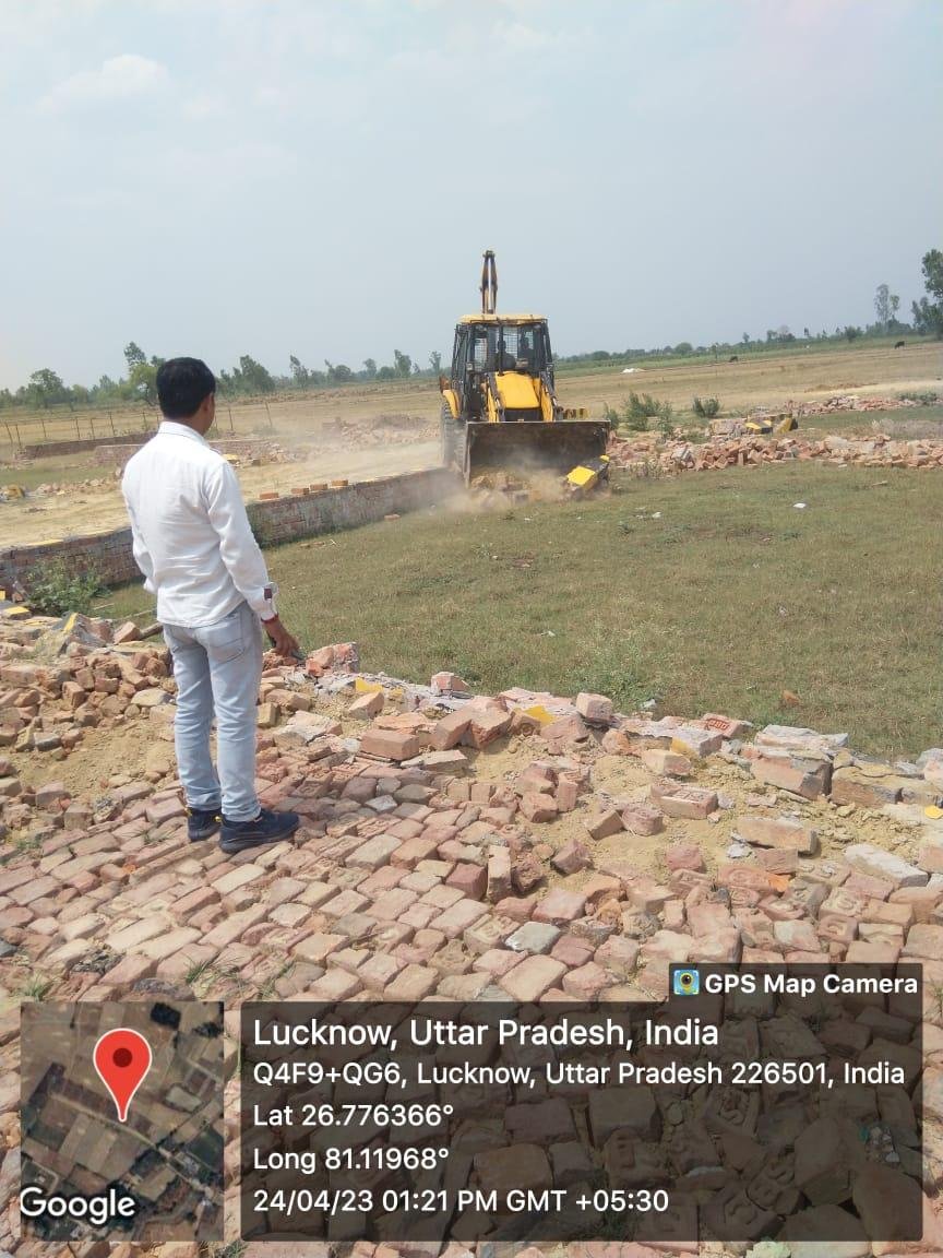 लखनऊ24अप्रैल*लगभग 20 बीघा जमीन पर अवैध रूप से बसायी जा रही तक्ष सिटी को ध्वस्त कर दिया। लखनऊ24अप्रैल*लगभग 20 बीघा जमीन पर अवैध रूप से बसायी जा रही तक्ष सिटी को ध्वस्त कर दिया।