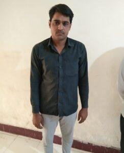 मथुरा25अप्रैल*थाना गोवर्धन पुलिस द्वारा एक अभियुक्त को एक अदद अवैध तमंचा .315 बोर मय एक अदद जिन्दा कारतूस .315 बोर के किया गिरफ्तार ।*