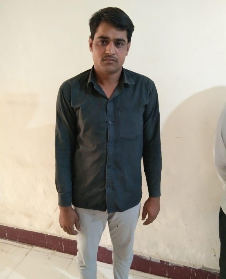 मथुरा25अप्रैल*थाना गोवर्धन पुलिस द्वारा एक अभियुक्त को एक अदद अवैध तमंचा .315 बोर मय एक अदद जिन्दा कारतूस .315 बोर के किया गिरफ्तार ।*