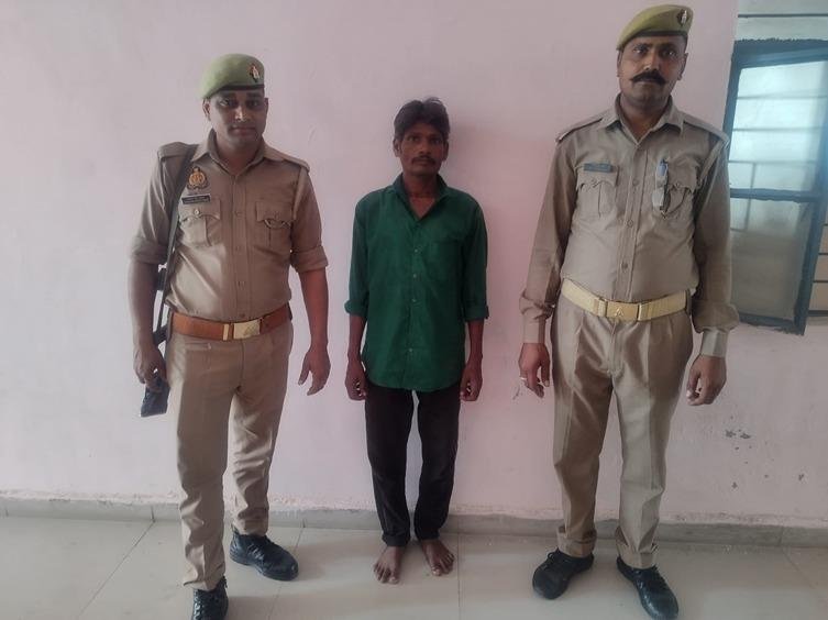 मथुरा25अप्रैल*थाना सदर बाजार पुलिस द्वारा अवैध शराब बेचने वाला 01 अभियुक्त गिरफ्तार, 20 लीटर अवैध कच्ची शराब बरामद ।*