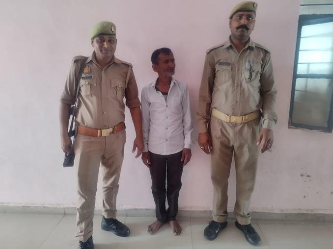 मथुरा25अप्रैल*थाना सदर बाजार पुलिस द्वारा अवैध शराब बेचने वाला 01 अभियुक्त गिरफ्तार, 10 लीटर अवैध कच्ची अपमिश्रित शराब बरामद ।* मथुरा25अप्रैल*थाना सदर बाजार पुलिस द्वारा अवैध शराब बेचने वाला 01 अभियुक्त गिरफ्तार, 10 लीटर अवैध कच्ची अपमिश्रित शराब बरामद ।*