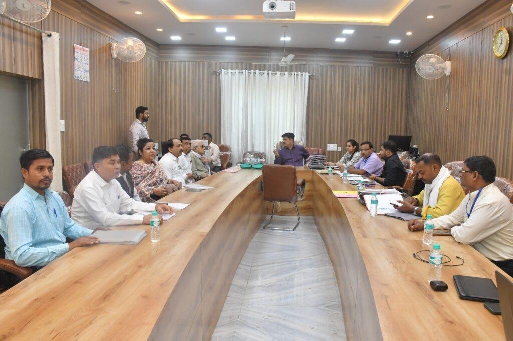 कानपुर25अप्रैल*जनपद कानपुर नगर में स्थापित एसटीपी एवं ड्रेनेज सिस्टम के संबंध में डीएम ने की  समीक्षा।