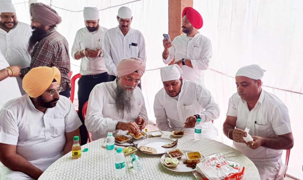 पंजाब25अप्रैल*करतार सिंह संघवा के साथ लंगर ग्रहण करते हुए पंजाब25अप्रैल*करतार सिंह संघवा के साथ लंगर ग्रहण करते हुए