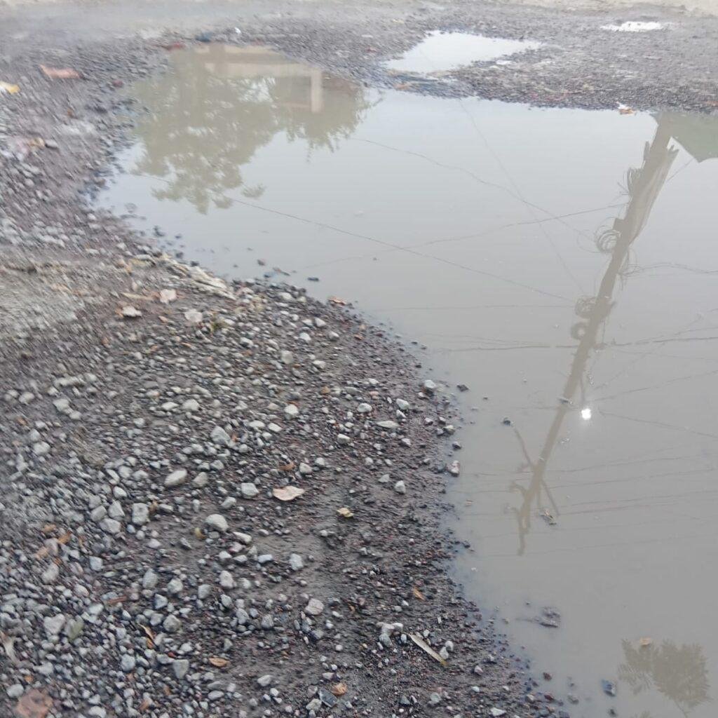 कानपुर26अप्रैल**जल निगम की लापरवाही के कारण सड़क हुई तालाब युक्त*