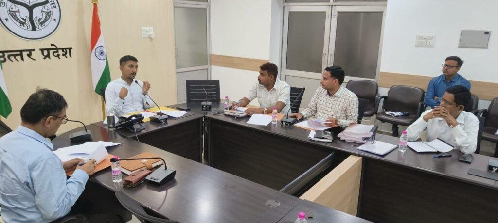 कानपुर26अप्रैल*लॉटरी प्रक्रिया में चयनित बच्चों के विद्यालयों में प्रवेश दिलाने के सम्बंध में समीक्षा बैठक संपन्न हुई।