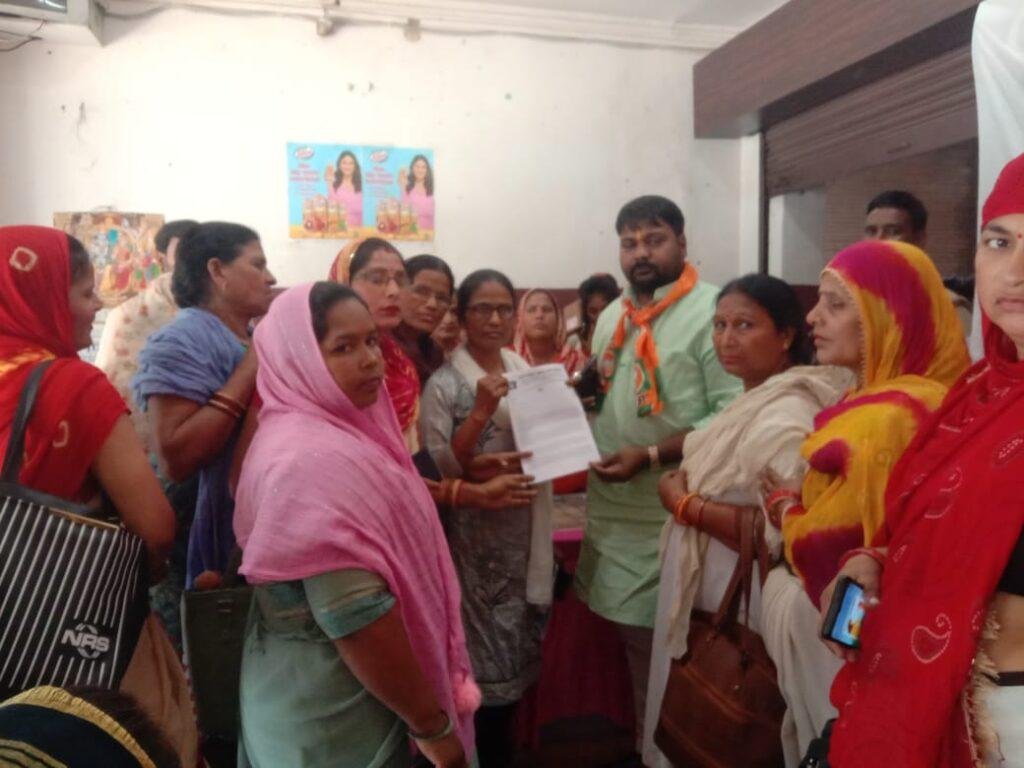 कानपुर26अप्रैल*आशा वर्करों ने विधायक राहुल बच्चा सोनकर को ज्ञापन सौंपा