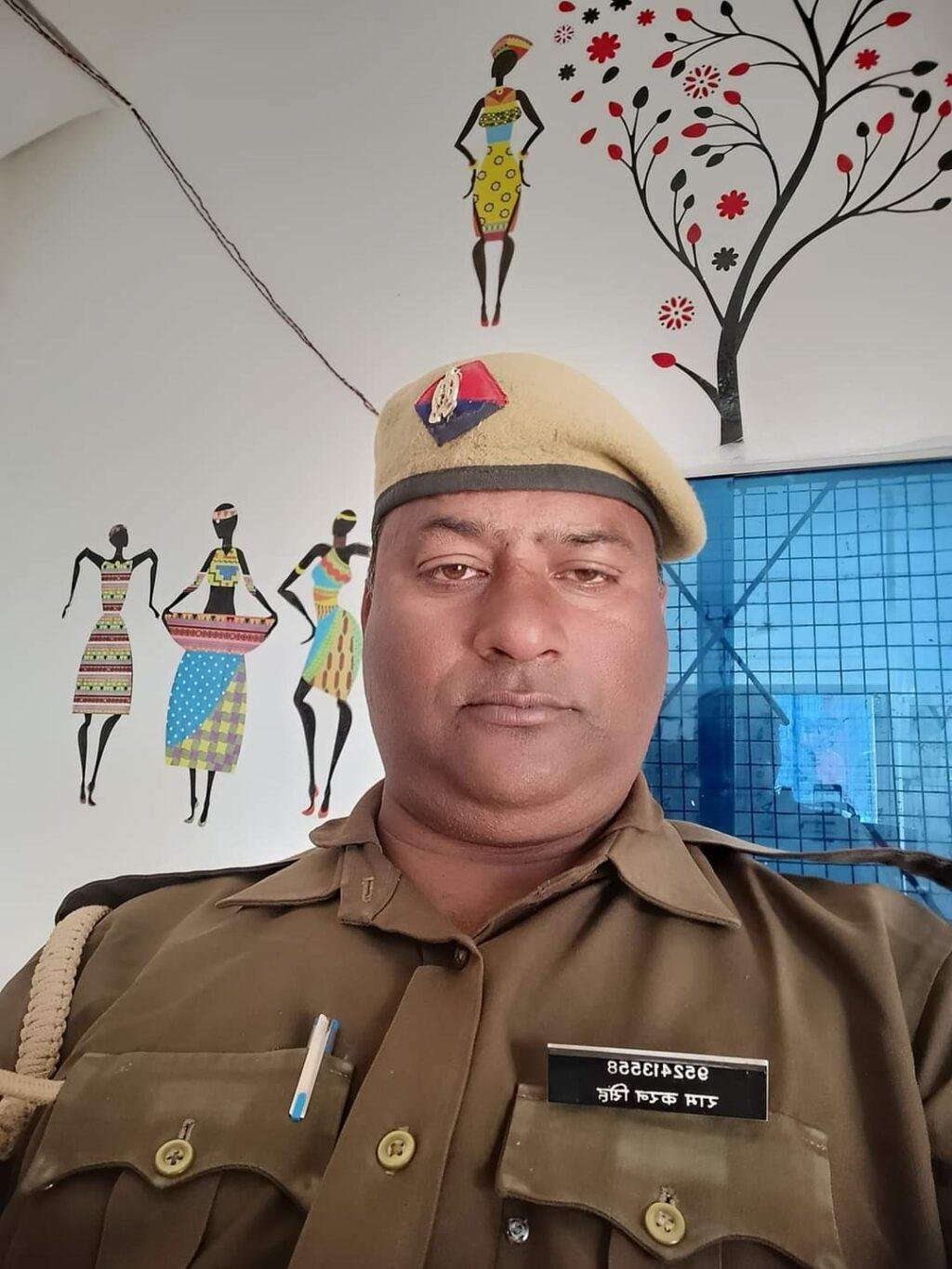 औरैया27अप्रैल*हृदय गति रुकने से आरक्षी के निधन पर दी गई शोक सलामी*