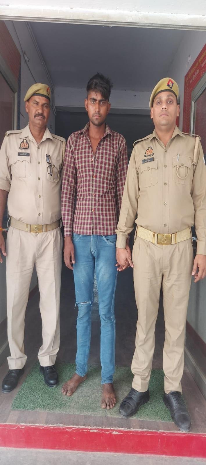 मथुरा27अप्रैल*थाना जमुनापार पुलिस द्वारा 01 अभियुक्त को एक तमंचा .315 बोर मय 01 जिन्दा कारतूस के गिरफ्तार किया गया-*