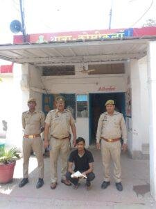 मथुरा27अप्रैल*थाना कोसीकलाँ पुलिस द्वारा गश्त व चैकिंग के दौरान एक अभियुक्त मय प्रतिबन्धित बोर के अवैध असलाह के गिरफ्तार*