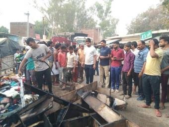 हरदोई28अप्रैल*आग लगने से दो दुकानों में लाखों का सामान राख*