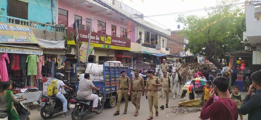 कानपुर28अप्रैल*भीड़भाड़ वाले स्थान/बाजार आदि स्थानों पर गस्त कर पुलिस ने आम जनमानस को सुरक्षा की भावना का एहसास कराया गया।* कानपुर28अप्रैल*भीड़भाड़ वाले स्थान/बाजार आदि स्थानों पर गस्त कर पुलिस ने आम जनमानस को सुरक्षा की भावना का एहसास कराया गया।*