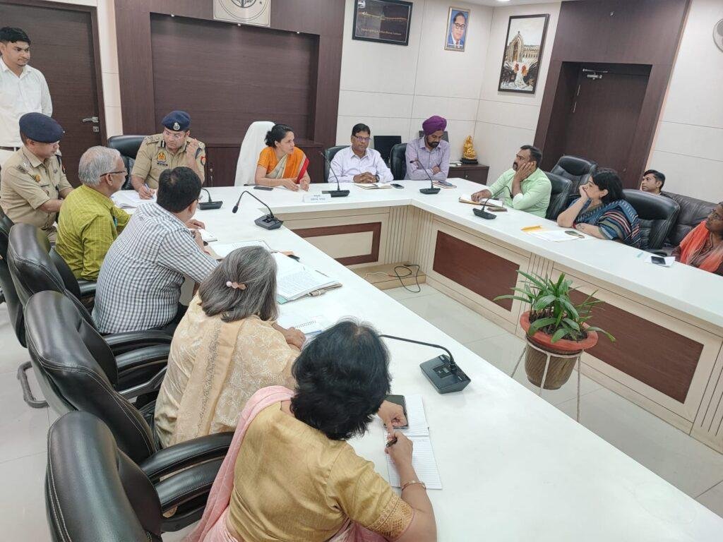 लखनऊ28अप्रैल!ट्रैफिक नोडलो के साथ मंडलायुक्त, ज़िलाधिकारी व संयुक्त पुलिस आयुक्त द्वारा बुलाई गई महत्वपूर्ण बैठक*