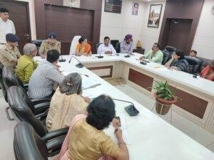 लखनऊ28अप्रैल!ट्रैफिक नोडलो के साथ मंडलायुक्त, ज़िलाधिकारी व संयुक्त पुलिस आयुक्त द्वारा बुलाई गई महत्वपूर्ण बैठक*