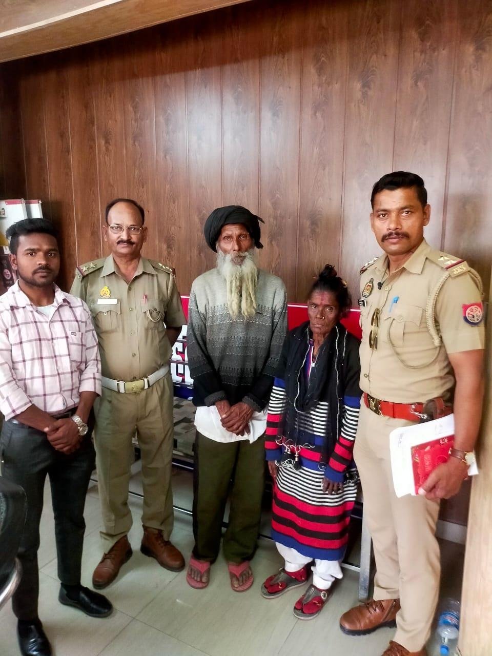 कानपुर29अप्रैल*हरजिंदर नगर चौराहे पर तैनात टी एस आई राजेंद्र तिवारी ने दिखाई मानवता* कानपुर29अप्रैल*हरजिंदर नगर चौराहे पर तैनात टी एस आई राजेंद्र तिवारी ने दिखाई मानवता*