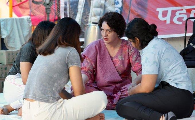 प्रियंका गांधी धरना स्थल पर पहलवानों से मिलने पहुंची। उन्होनें कहा प्रियंका गांधी धरना स्थल पर पहलवानों से मिलने पहुंची। उन्होनें कहा