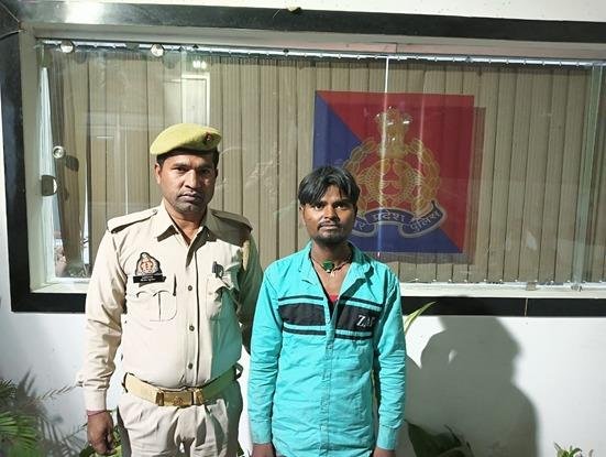 मथुरा29अप्रैल*थाना गोविन्दनगर पुलिस द्वारा एक अभियुक्त को अवैध शराब बिक्री करते हुए 12 लीटर अवैध देशी शराब सहित किया गिरफ्तार ।* मथुरा29अप्रैल*थाना गोविन्दनगर पुलिस द्वारा एक अभियुक्त को अवैध शराब बिक्री करते हुए 12 लीटर अवैध देशी शराब सहित किया गिरफ्तार ।*