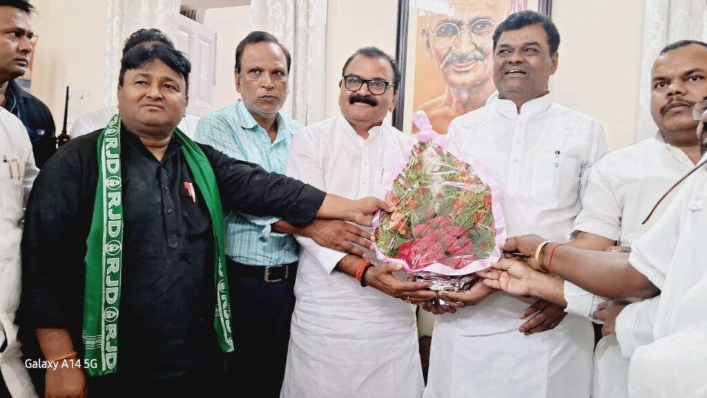 भागलपुर29अप्रैल*लोक स्वास्थ्य अभियंत्रण मंत्री श्री ललित कुमार यादव जी का जिला अतिथि गृह भागलपुर आगमन पर किया गया भव्य स्वागत। भागलपुर29अप्रैल*लोक स्वास्थ्य अभियंत्रण मंत्री श्री ललित कुमार यादव जी का जिला अतिथि गृह भागलपुर आगमन पर किया गया भव्य स्वागत।