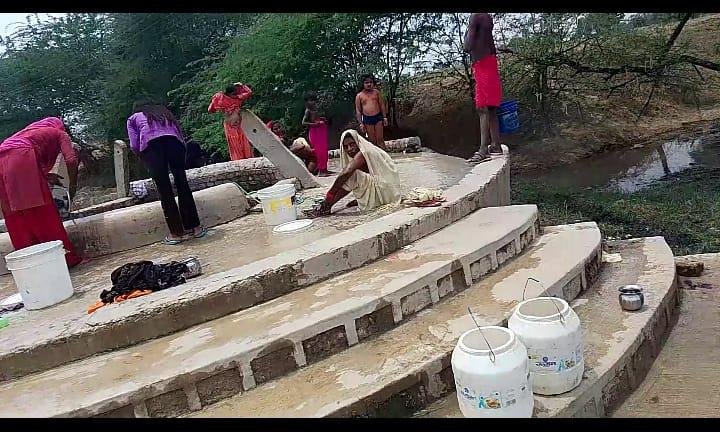 चित्रकूट 30 अप्रैल *बकटा बुजुर्ग एवं खरसेंडा गांव में पानी की भारी किल्लत । चित्रकूट 30 अप्रैल *बकटा बुजुर्ग एवं खरसेंडा गांव में पानी की भारी किल्लत ।