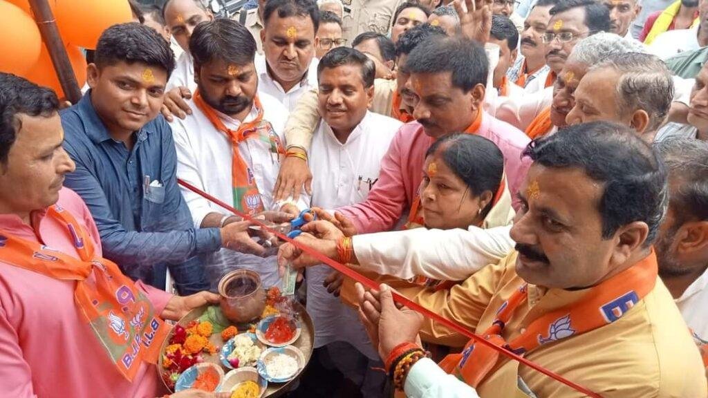 कानपुर30अप्रैल* भारतीय जनता पार्टी का केंद्रीय चुनाव कार्यालय नगर पंचायत शिवराजपुर में उद्घाटन किया गया