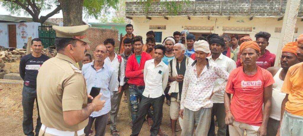 चित्रकूट 30 अप्रैल*यातायात प्रभारी द्वारा ग्राम अगरहुण्डा में ग्रामीणों को यातायात नियमों के प्रति जागरुक किया*