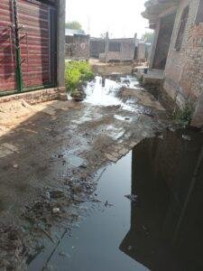 कानपुर30अप्रैल*चौबेपुर विकास खंड क्षेत्र के मालौ गांव के खंड गडरियनपुरवा में नाली के पानी की निकासी न होने से खड़ी हुई जल भराव की समस्या*