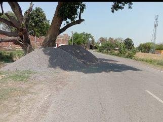 कौशाम्बी 04 अप्रैल* बीच रोड में पड़े गिट्टी के ढ़ेर दे रहे हादसे को दावत।
