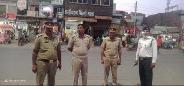 मथुरा 07 अप्रैल*लक्ष्मी नगर चौराहे पर चौकी इंचार्ज ने अपने दल बल के साथ चलाया चेकिंग अभियान।