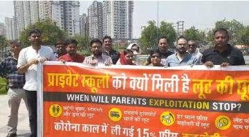 ग्रेटर नोएडा 09 अप्रैल* प्राइवेट स्कूलों की मनमानी को लेकर प्रदर्शन