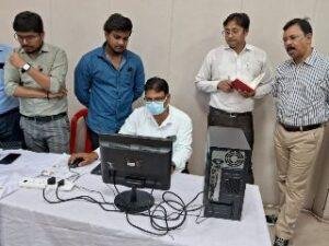 लखनऊ 13 अप्रैल * जिलाधिकारी पहुंचे कल्याण मंडपम स्थित ज़ोन 3 व 7 के नामांकन केंद्र