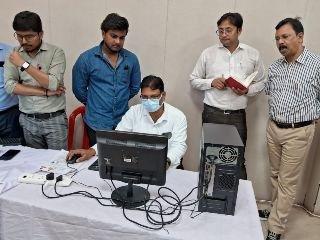 लखनऊ 13 अप्रैल * जिलाधिकारी पहुंचे कल्याण मंडपम स्थित ज़ोन 3 व 7 के नामांकन केंद्र