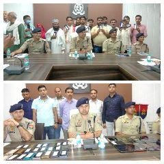 मथुरा18अप्रैल*खोये हुए 91 मोबाइल बरामद कर मोबाइल धारको को सुपुर्द किया गया ।*