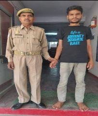 मथुरा 27 अप्रैल* थाना जमुनापार पुलिस द्वारा 01 वारण्टी अभियुक्त को गिरफ्तार कर जेल भेजा गया ।