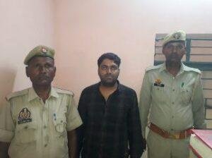 मथुरा 27 अप्रैल* थाना सदर बाजार पुलिस द्वारा एक्सीडेट कर फरार हो जाने वाला अभियुक्त गिरफ्तार किया गया ।