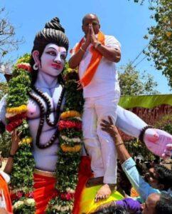कानपुर देहात 01 अप्रैल* आज कर्नाटक के BJP विधायक शरणु सालगर ने भगवान राम की मूर्ति पर चढ़कर खिंचाया फ़ोटो।