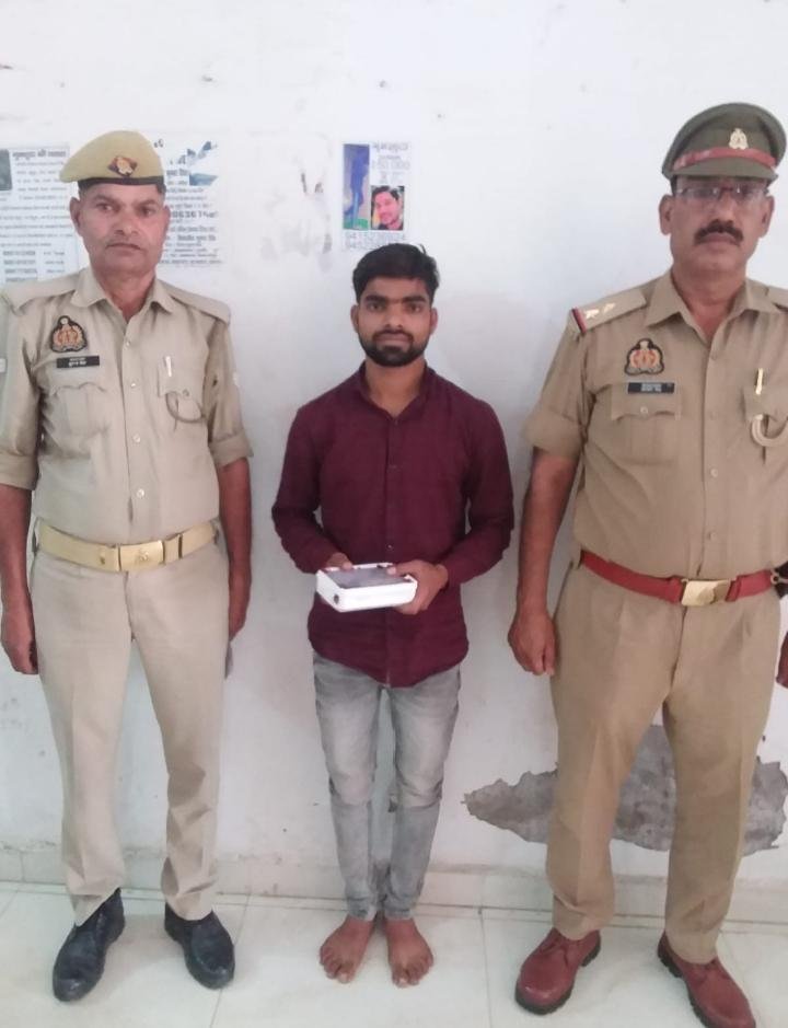 मथुरा 10 अप्रैल* वृन्दावन पुलिस द्वारा एक चोर को मय 01 अदद चोरी का मोबाइल, 6 एटीएम कार्ड, 01 ड्राईविंग लाईसेंस सहित गिरफ्तार।