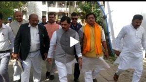 भागलपुर12अप्रैल*आचार संहिता उल्लंघन मामले में एमपी एमएलए कोर्ट में कई वरिष्ठ नेता आज अपना बयान दर्ज कराने पहुंचे।