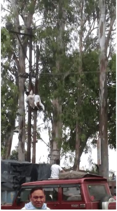 मुज़फ़्फरनगर01मई2023* बिजली आपूर्ति का फाल्ट ठीक करते लगा करंट। मुज़फ़्फरनगर01मई2023* बिजली आपूर्ति का फाल्ट ठीक करते लगा करंट।