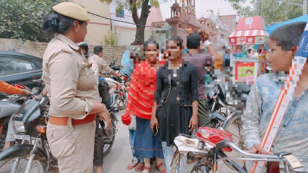 कन्नौज01मई*मिशन शक्ति अभियान के अंतर्गत महिलाओं/छात्राओं को पुलिस सम्बंधित महिला हेल्पलाइन के सम्बंध में जागरुक किया। कन्नौज01मई*मिशन शक्ति अभियान के अंतर्गत महिलाओं/छात्राओं को पुलिस सम्बंधित महिला हेल्पलाइन के सम्बंध में जागरुक किया।