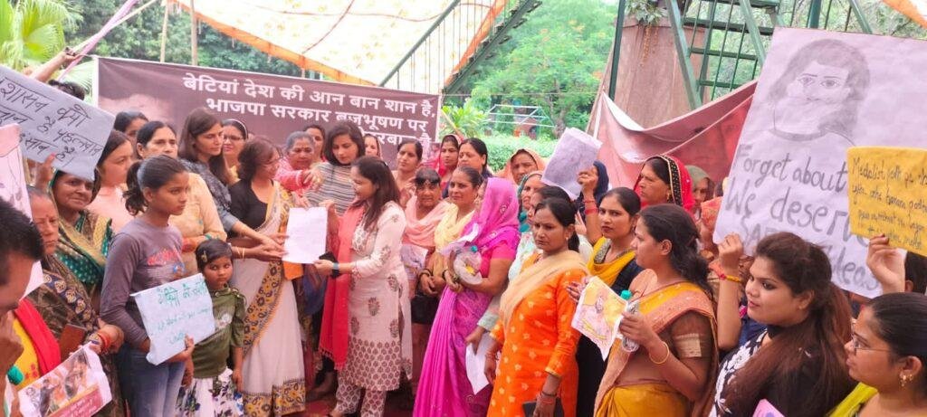 दिल्ली07मई23*जंतर मंतर परन्याय की लड़ाई लड़ रही बेटियों के समर्थन में आज मेरठ की महिलाएँ सड़क पर उतरीं !