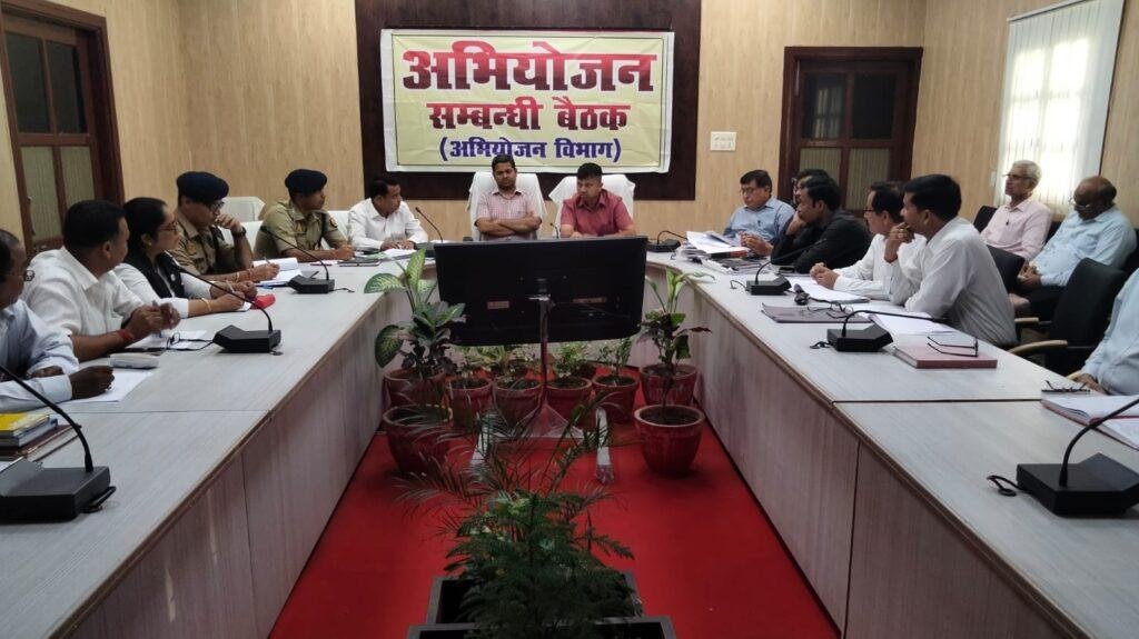 मथुरा25मई2023*अभियोजन कार्यों की समीक्षा बैठक में डीएम ने दिए निर्देश।