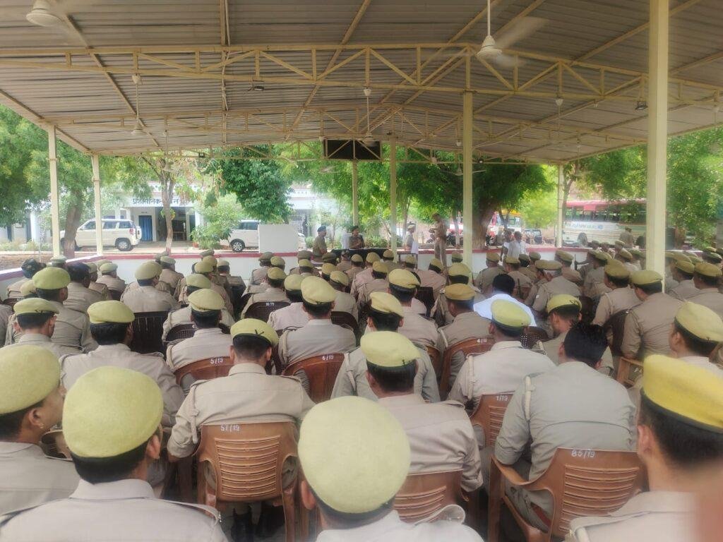 चित्रकूट01मई23*पुलिस अधीक्षक द्वारा जनपद प्रयागराज एवं प्रतापगढ़ चुनाव डियूटी में लगे पुलिस बल को ब्रीफ कर हरी झण्डी दिखाकर रवाना किया *
