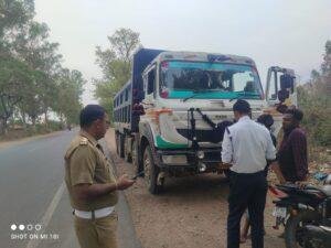 चित्रकूट01मई23*यातायात प्रभारी ने बिना नम्बर प्लेट के 25 खनिज वाहनों से 1,25000/- रुपये का ई-चालान किया*