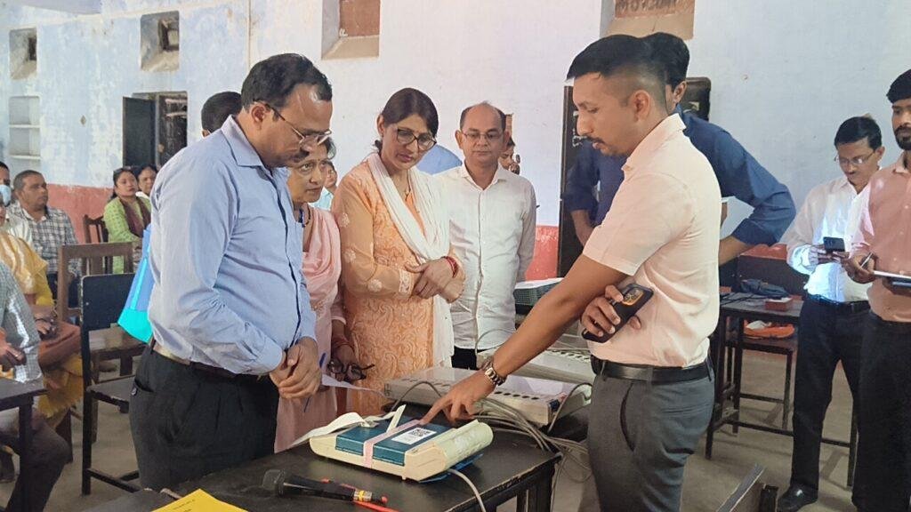 कानपुर02मई23*कानपुर नगर में मतदान कार्मिकों को दिए जा रहे प्रशिक्षण कार्य का डीएम ने निरीक्षण किया। कानपुर02मई23*कानपुर नगर में मतदान कार्मिकों को दिए जा रहे प्रशिक्षण कार्य का डीएम ने निरीक्षण किया।