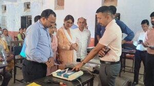 कानपुर02मई23*कानपुर नगर में मतदान कार्मिकों को दिए जा रहे प्रशिक्षण कार्य का डीएम ने निरीक्षण किया। कानपुर02मई23*कानपुर नगर में मतदान कार्मिकों को दिए जा रहे प्रशिक्षण कार्य का डीएम ने निरीक्षण किया।