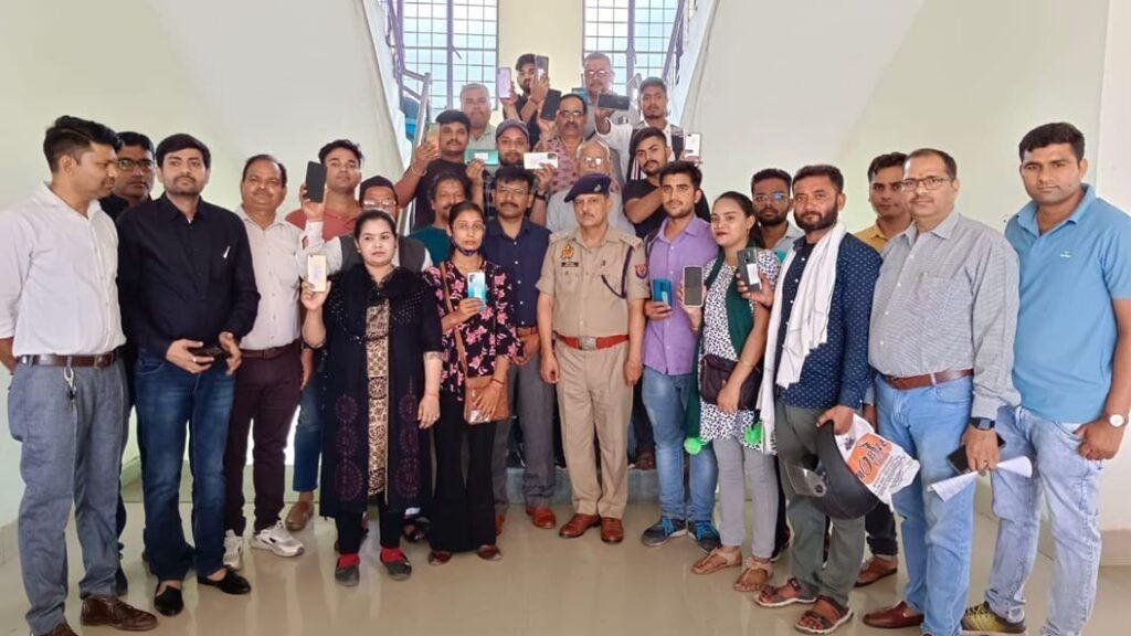 कानपुर02मई23*क्राइम ब्रांच पुलिस कमिश्नरेट कानपुर नगर ने 71 गुमशुदा मोबाइल फोन लोगों को लौटाये*