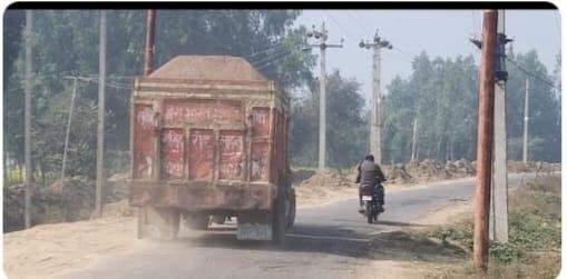 कौशाम्बी02मई23*बेखौफ तरीके से सड़कों पर दौड़ रहे हैं ओवर लोड बालू वाहन। कौशाम्बी02मई23*बेखौफ तरीके से सड़कों पर दौड़ रहे हैं ओवर लोड बालू वाहन।