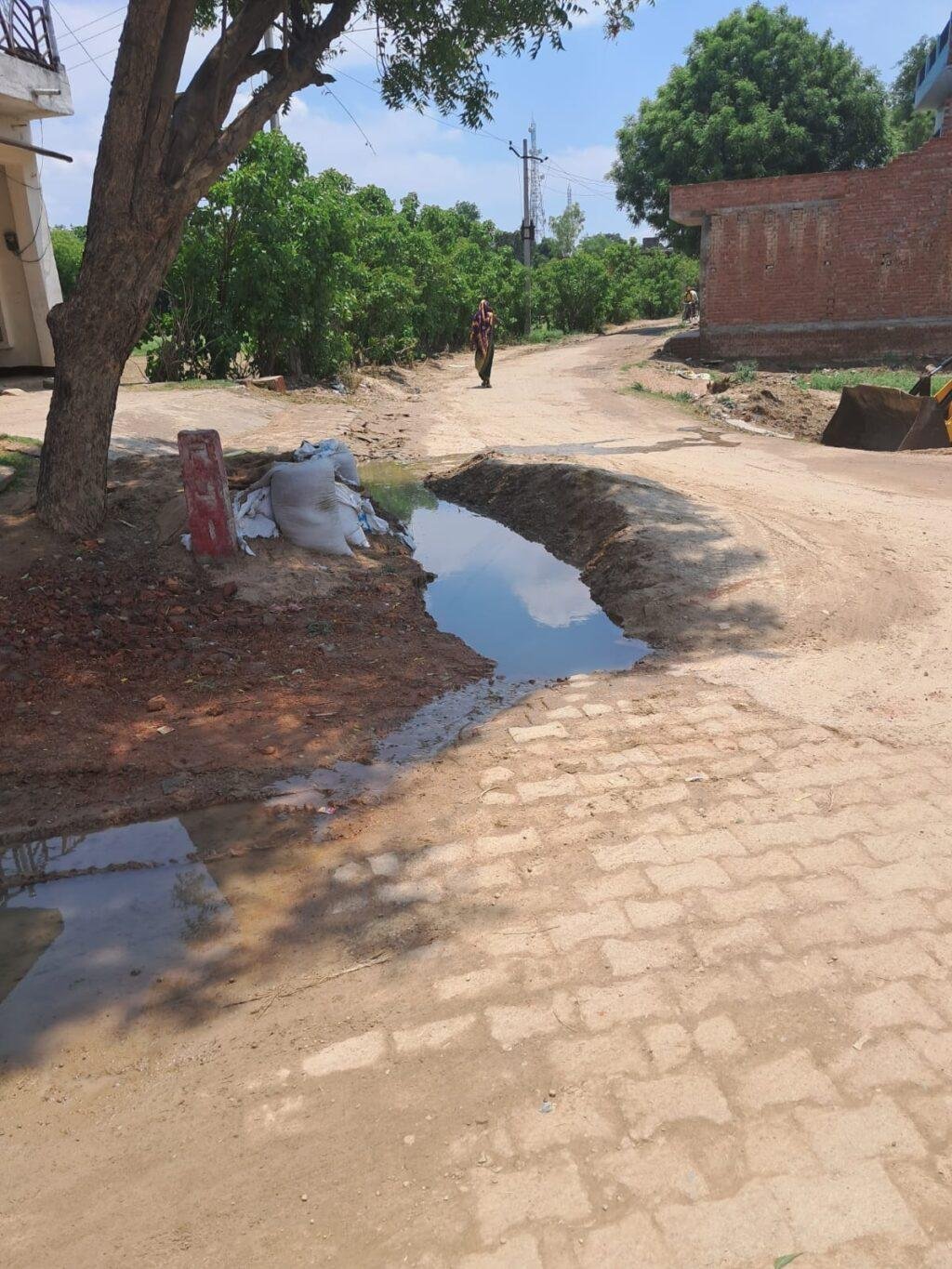 कौशाम्बी02मई23*विकास के जगह विनाश कर रहे है ठेकेदार*