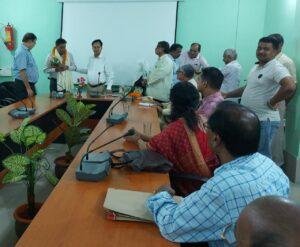 भागलपुर03मई23*टीएमबीयू के सेवानिवृत शिक्षकों को कुलपति ने सौंपे पेंशन के दस्तावेज।