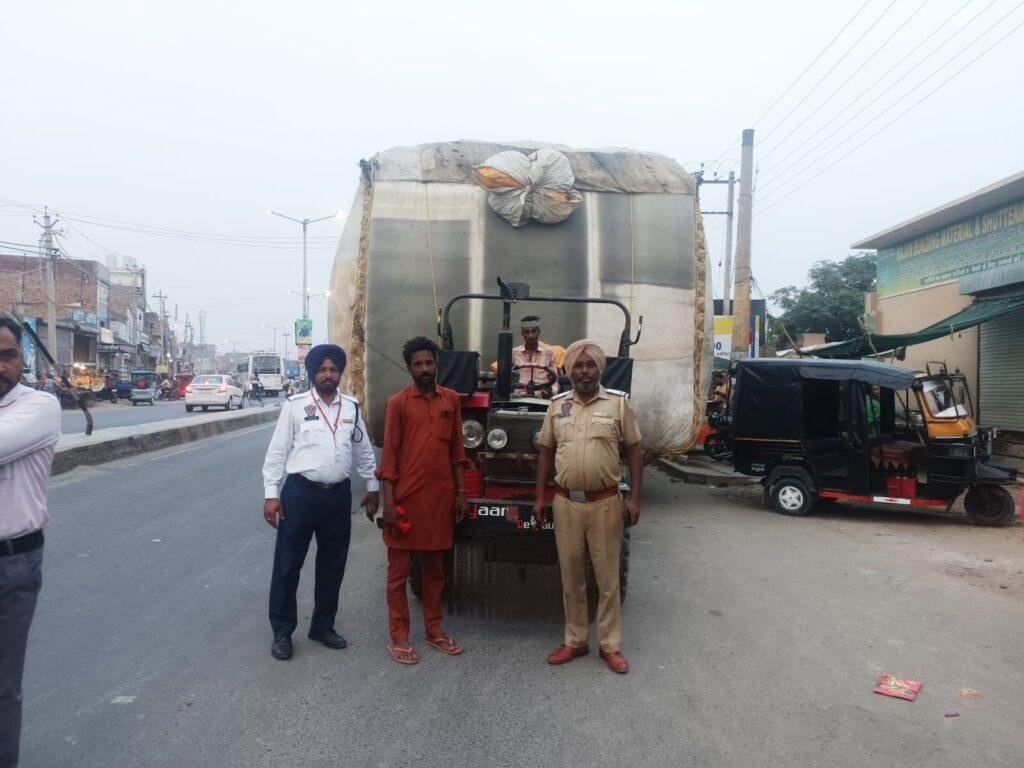पंजाब03मई23*ओवरलोड ट्रैक्टर ट्राली का ट्रैफिक पुलिस ने काटा चालान